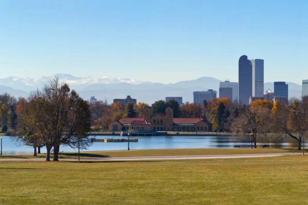 Panoramic cityscape of Denver with clear view of park, urban skyline, and Rocky Mountains, representing Elite Roofing & Solar’s expertise on how to choose a roofing contractor