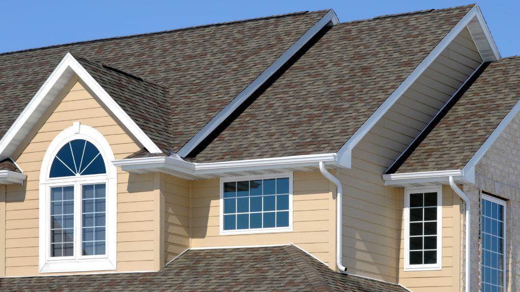A picture of a house that is facing in front that needs roof replacement in Denver